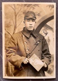 1940年 中国沦陷区照相馆园林布景拍摄 手拿1939年新潮社发行的阿部知二长篇小说《光与影》一书的日军山岸氏肖像照一枚