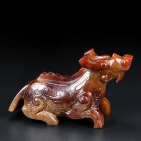 精品和田玉，瑞兽，玉质细腻，包浆厚重，沁色入骨，雕工精细，局部带有红沁，品相完美，细节如图，长10.5宽3.5高6厘米，重209克
