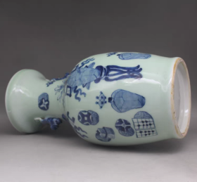 清青花博古纹双耳瓶一对