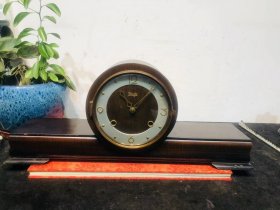 民国抗战时期 满洲小鬼子 使用的 明治牌 稀有老古董机械双壁炉式 台钟！明治钟表始于明治时期 ！历史百余年的老牌子！钟表整体品相不错！做工精致！陈设摆放十分漂亮大气！钟表正常走时！半点整点报时！声音洪亮清脆！收藏价值极高！使用收藏精品！