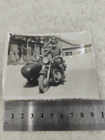 骑摩托车的老照片