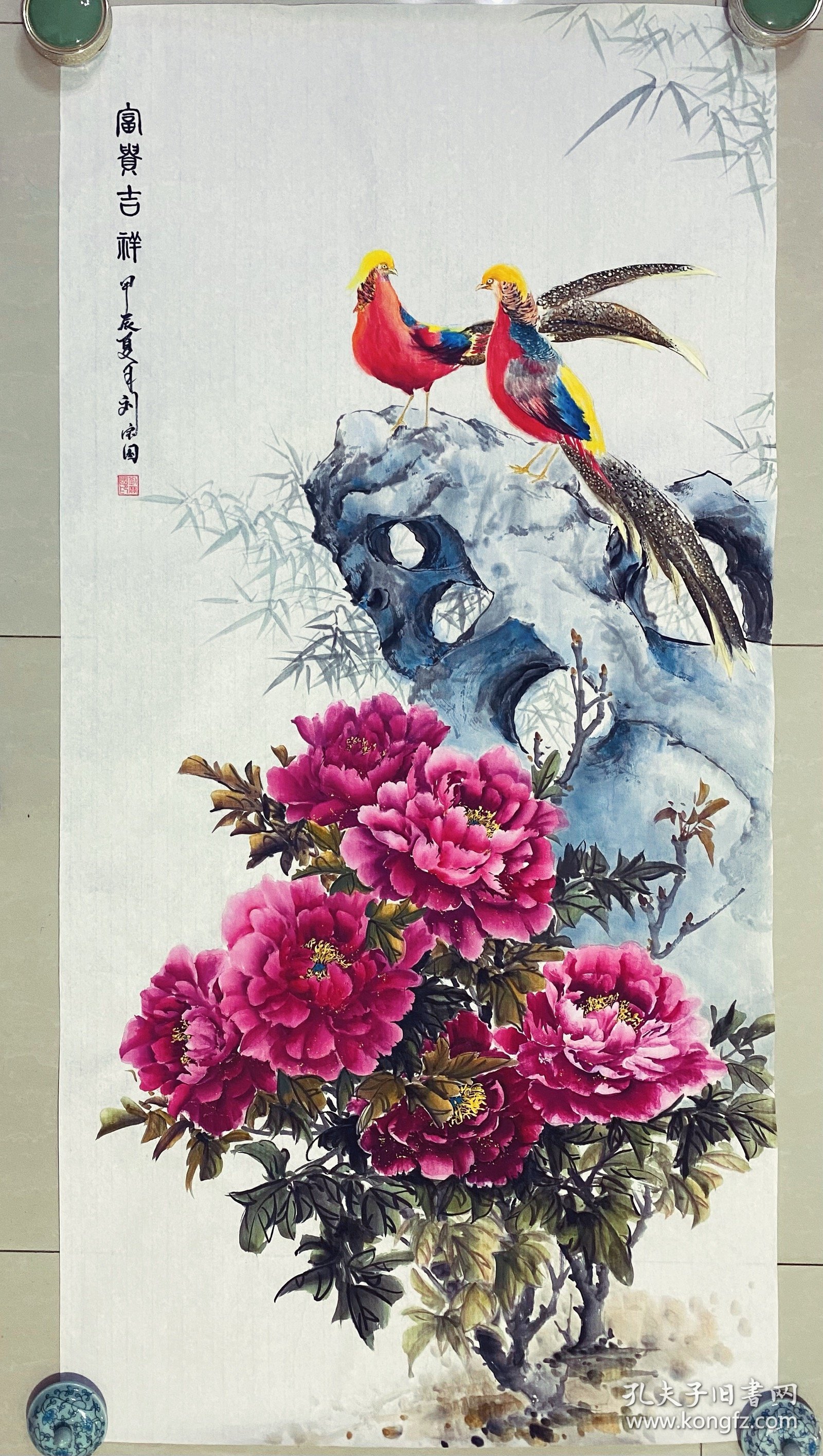 红腹锦鸡，花鸟画，小写意画法，老师的牡丹和小鸟皴法点染，画的非常细，山东省美协刘宝国老师的真人真迹纯手绘作品，假一赔万，终身保真，支持第三方鉴定，老师的牡丹和红腹锦鸡，公鸡，母鸡，小鸟画的不亚于中美协老师，实际画的比照片拍出来要漂亮的多，照相光线不好，笔法苍劲有力，花瓣画的很逼真，鸟也很棒，行云流水。尺寸1.36米×70公分的，四尺整张的，家里客厅，餐厅，卧室，书房，玄关都可悬挂，非常合适。