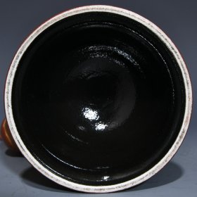 清乾隆漆红雕刻鎏金贲巴壶，高27.5cm直径17.5cm