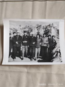 七十年代新闻照片：陈永贵和知青学生（尺寸：20.5X15CM）