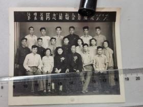 1954年，戴花结婚照的集体合影