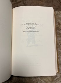 《鲁滨逊漂流记》Robinson Crusoe是英国作家丹尼尔·笛福Defoe的代表作，讲述了一位名叫鲁滨逊的青年，在一次航海中遭遇风暴，面对绝境，鲁滨逊凭借顽强的意志和不懈的努力，建造住所，种植粮食，驯养动物，制作工具，甚至救下并教化了一个土著人“星期五”，两人成为了忠实的朋友… 富兰克林Franklin出版社复刻1719年首版，真皮装帧，百部伟大作品系列，早期厚实无酸纸精品，崭新紧致。