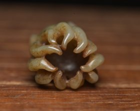 和田玉佛手 规格: 5.3×3.7×3.2厘米，重 63克。 玉质温润细腻，沁色自然，刀功老道，皮壳包浆一流，雕刻生动，线条流畅，品相完美！