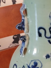 清中期：豆青釉青花加白平升三级300件大瓶。画工精美，青花发色靓丽。高59.7厘米，直径23厘米。口沿内釉表面有一个1厘米长，很浅的缩釉（出窑前形成的）。保真。顺丰包邮，保价。 清嘉道时期的300件青花加白大瓶，保留到今天，如此品相，非常难得。