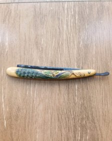 晚清或民国早期.德国造.深浮雕彩色孔雀长柄英文剃须刀.刮胡刀.双面带文字和太阳图案，制造精美，刀口锋利，原包装盒，品很好，