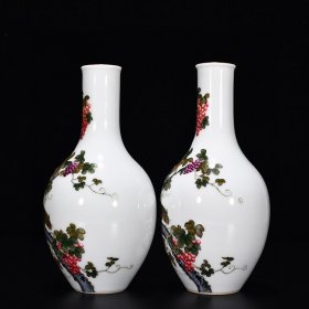 清乾隆珐琅彩松鼠葡萄纹胆瓶 高20厘米 宽10厘米