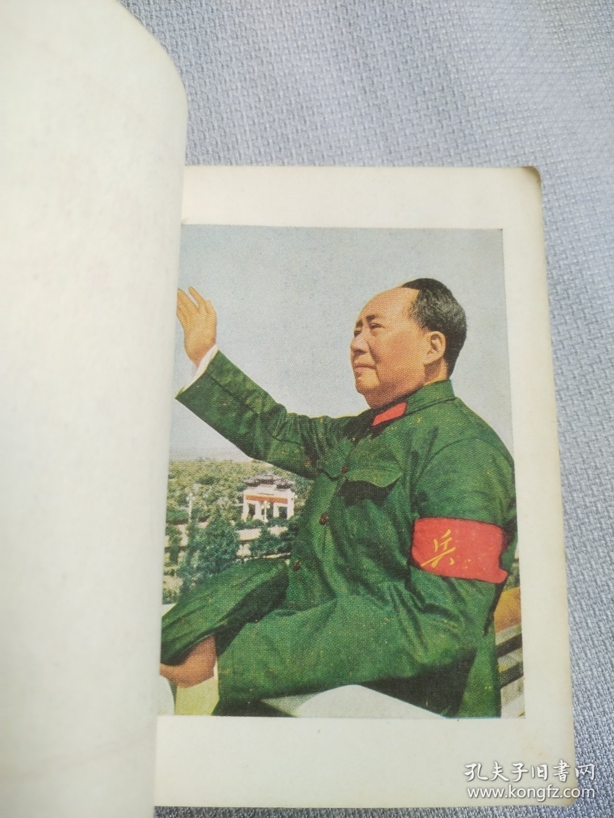 毛主席诗词。封面漂亮，大花皮，历史年代感强，图片非常多，受限制许多未拍上，非常珍贵，有些图片极为少见，无涂划，观感效果好，遗憾就是彩页及内页几张图缺，书中有展示。朋友看仔细，价低交朋友，所见即所得，不容错过，值得拥有！