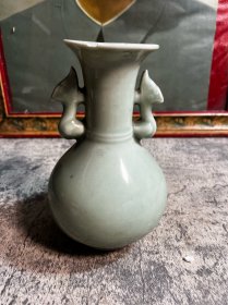 70年代左右，龙泉青瓷，双凤耳花瓶一只，磕