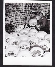 沈阳搪瓷一厂工人检验日用品