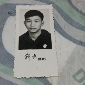 胸佩塑料毛主席像章老照片
