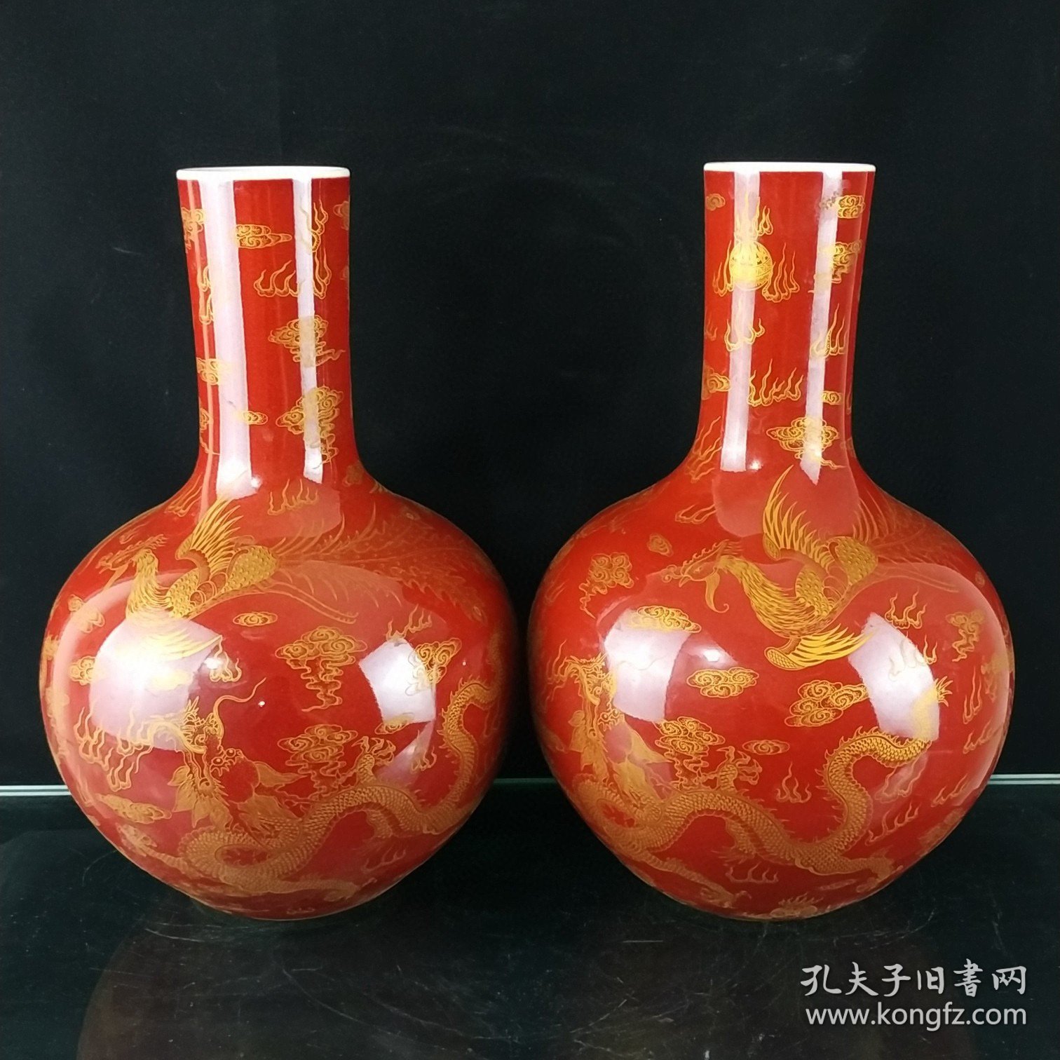 大清康熙郎红釉描金龙凤呈祥天球瓶一对