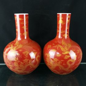 大清康熙郎红釉描金龙凤呈祥天球瓶一对