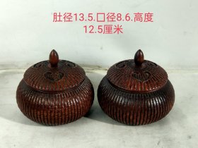 花梨木精雕而成的围棋罐一对。木质好雕工精、品相一流，尺寸见图、喜欢者联系。