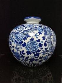 瓷器，清青花龙穿花纹尊，尺寸36x40厘米。。