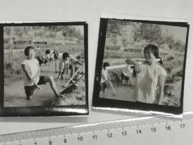 1975在沟渠中劳动的青年女社员，老照片两种