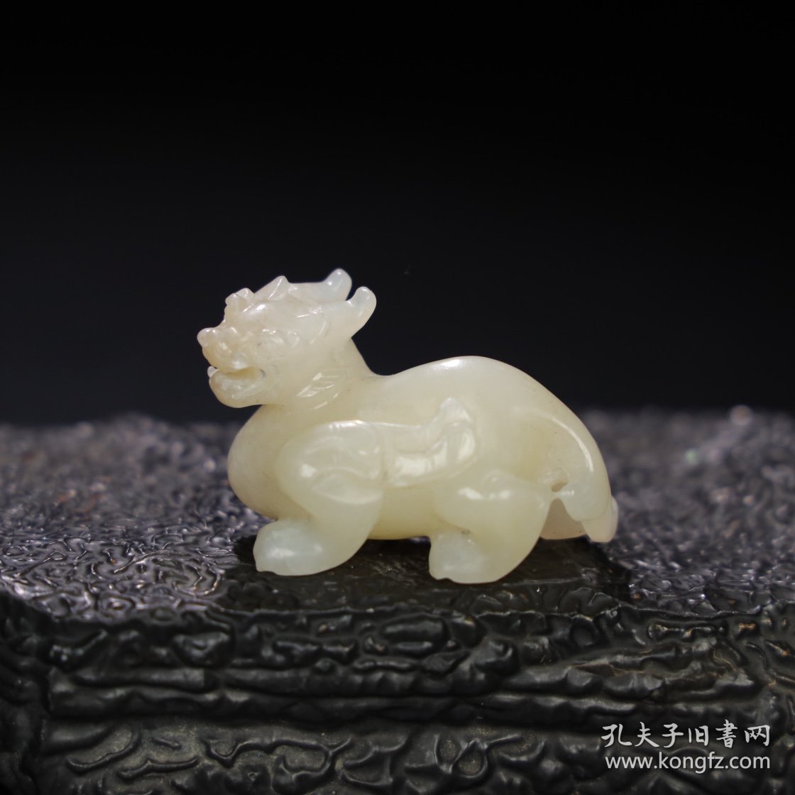 旧藏 和田玉瑞兽，玉质细腻油润，包浆老道，，尺寸 长 4.8厘米，高 3厘米，宽 2.5厘米，重 40.3克