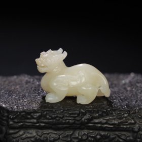 旧藏 和田玉瑞兽，玉质细腻油润，包浆老道，，尺寸 长 4.8厘米，高 3厘米，宽 2.5厘米，重 40.3克