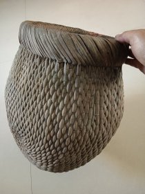 手工藤编老勾斗 米斗 身子一处残洞老补图六图九。高37，外直径24内口径18