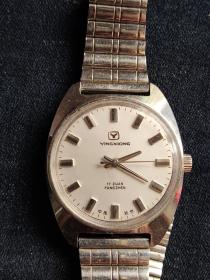 早期机械手表，杭州手表厂的英雄手表，表盘直径约3公分，走时正常，品相如图。