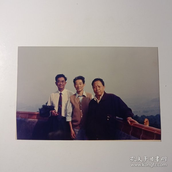 老照片-三人在南宁青秀山风景区观景台上留影