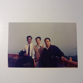 老照片-三人在南宁青秀山风景区观景台上留影