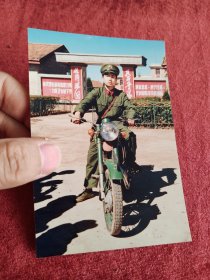 军人骑摩托车老照片，提高警惕保卫祖国，八十年代九十年代彩色相片像片