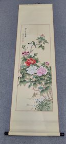 绢本工笔花鸟画 已经装裱好，画芯尺寸是109×37.5。画工非常精细 生动自然。