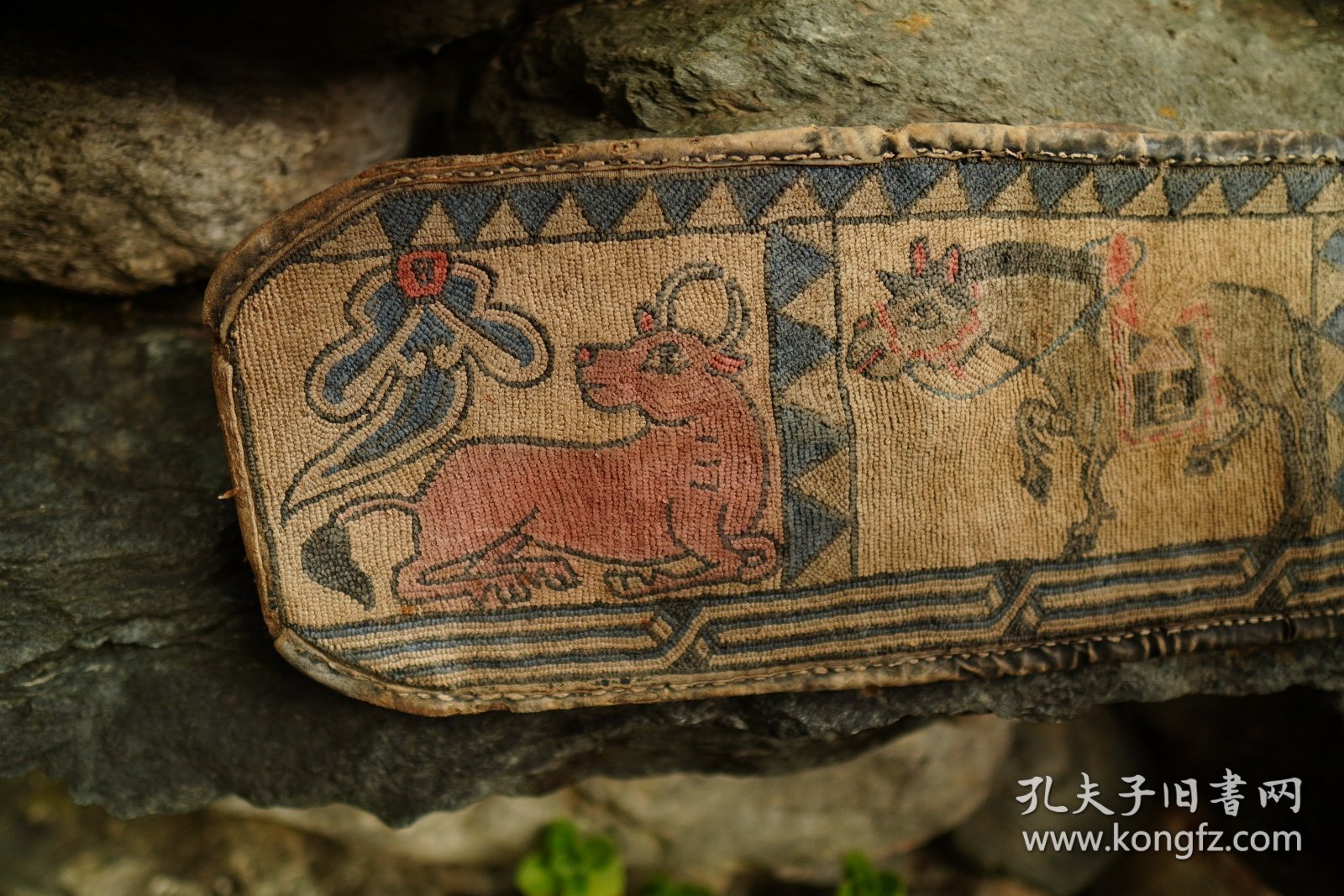 清代藏传全手工羊毛马鞍毯， 老彩色刺绣毯子，马和牛题材