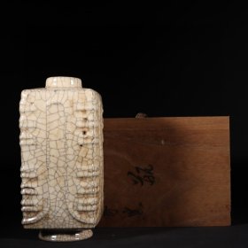 旧藏宋代哥窑“宝用款”琮式瓶