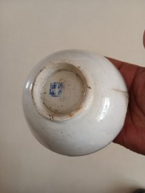 民国残碗残杯 一起价格,团鹤纹杯冲线口沿磕碰 胶东出品款碗冲线口沿磕残