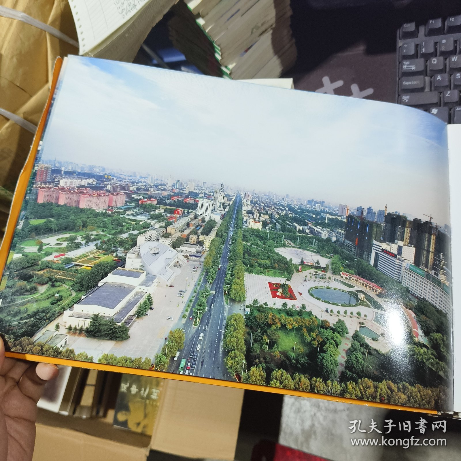 俯瞰郑州.航拍摄影集（8开大本 平装）一版一印 铜版彩印