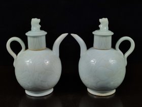 旧藏天青釉刻花壶，高17宽14厘米