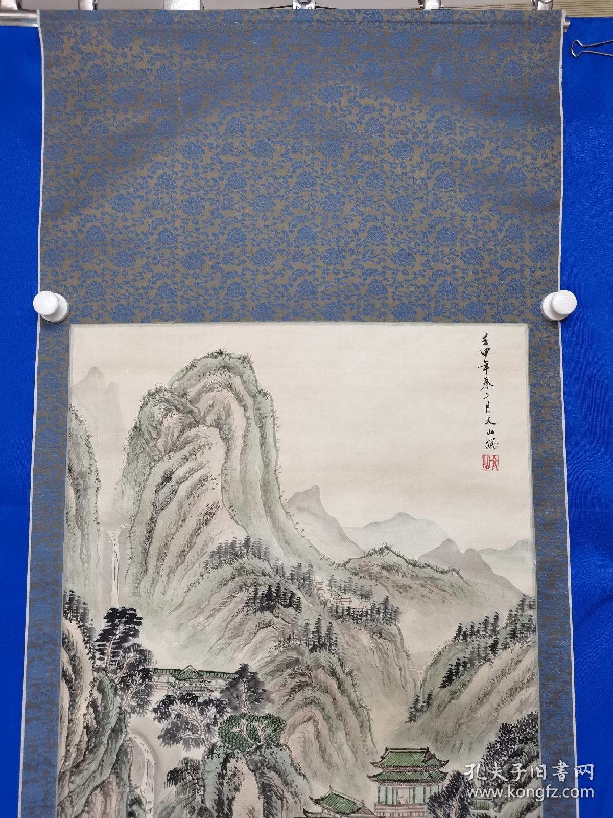 张文山，人物名。有中国画画家。主攻山水，以画云见长。自幼受家庭熏陶，酷爱绘画。1969年曾先后师从王一清、王稼俊等老先生。1990年跟随著名画家田玲、陈大章先生，并得到指点。其山水画作品，曾多次参加全国各类美术展览。现为中国北京美术家协会会员、北京中山公园管理处高级美术师，北京西城什刹海诗书画社创作员，北京九州书画艺术研究院理事。张文山 ：山水画 ：一幅 （绢本）尺寸110———56.5厘米