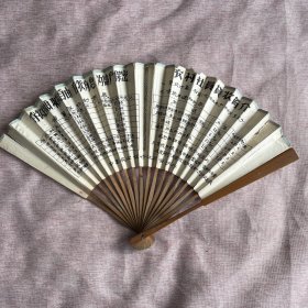 八十年代中国农业银行江苏省分行定制折扇一把，一面为动物图，一面为农村社员贷款简介和储蓄存款利率表