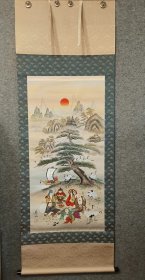 寿山的七福神 大幅日本回流佛画挂轴 手绘设色 绢本裬裱 木轴全 纵约180Cm横64.5Cm. 宝寿船帆，品相新。   有伙伴(一个好汉三个桩)有车(古以船水运为速疾，现为车)有房(背景亭台楼阁)有财的一幅。 编号(F207)