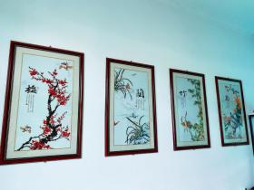 梅兰竹菊，四条屏，新款钻石绣，实木玻璃框，已装裱好，上墙效果非常好！家里光线太暗，看不出来效果，颜色非常漂亮，收到会很惊喜！尺寸一副为56×92cm的。非常大气，挂在家里很有档次，全新的哦。
感兴趣的话点“我想要”和我私聊吧～