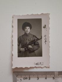 六十年代军人手持钢枪老照片（带语录）