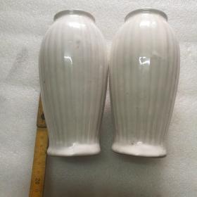 2个白釉花瓶