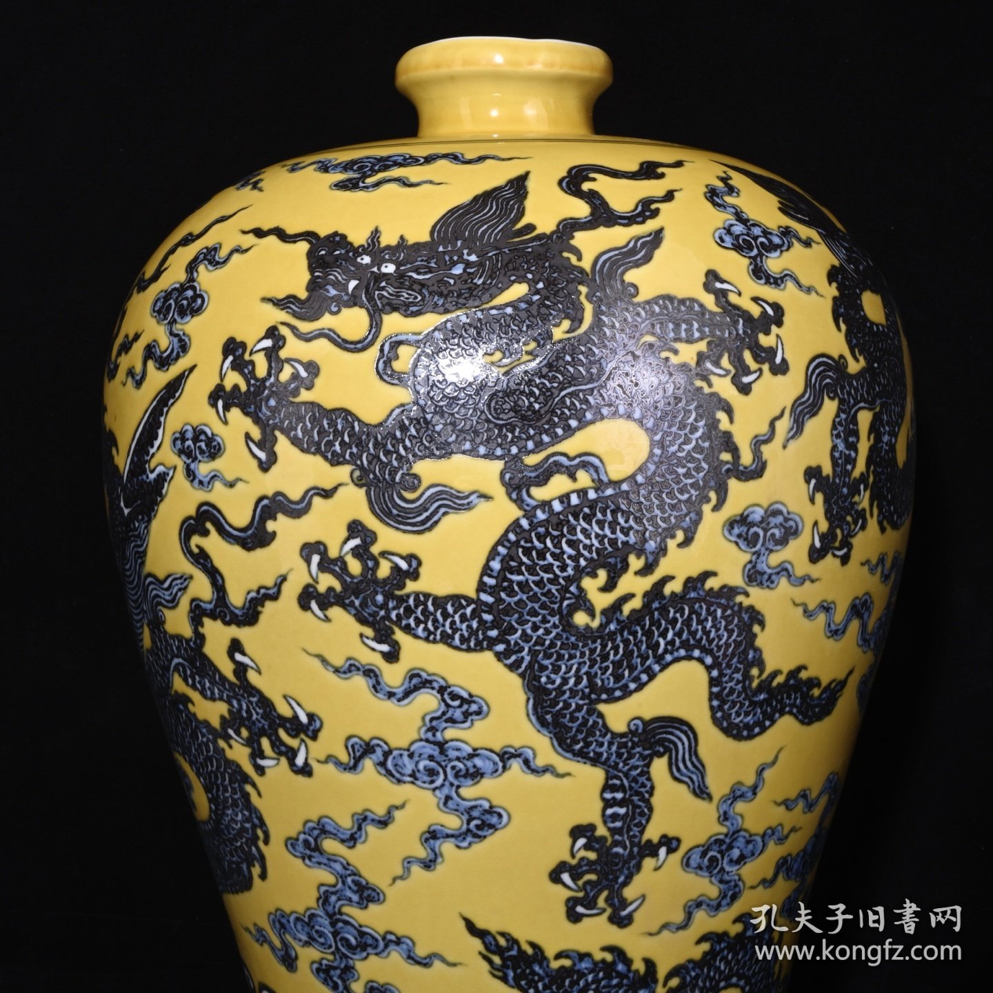 旧藏 明永乐武英殿御用款黄釉青花龙纹梅瓶 高43×30厘米