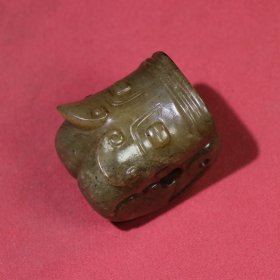 旧藏和田玉商周时期熟坑猪龙把件