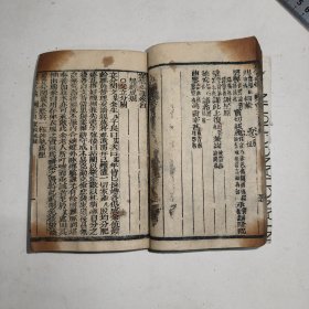 晚清光绪戊子年(1888年)富记书局木刻版《写信必读》，存第三卷(37个筒子页)和第四卷(35个筒子页)合一册，此书出于前湖南湘乡县清溪乡(今娄底市水洞底镇)一线古玩商，富记书局是当时原湖南省宝庆府(今邵阳市城区)有名的地方性书局。 品相较弱，约六品，缺原书皮，用八、九十年代的笑梅烟盒重装书皮，有不同程度的污渍，第四卷从第31筒子页起损坏较大如图。 尺寸:17*11.8厘米。 非边远地区包邮。
