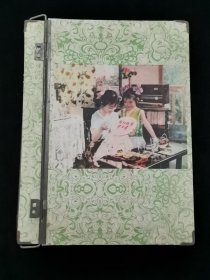 七十年代讲义夹（封面2个小女孩刺绣，字：“我们热爱华主席”）。 编号 002