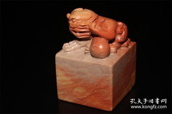 重器/寿山 鸡角岭石 瑞兽呈祥  大印玺 尺寸：4x4x6.5cm  雕工精良栩栩如生 ，纯天然结晶冻石，性老稳定产量少，如此质地的结晶手机自然光拍摄。