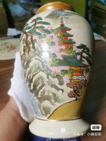 【精品，孤品】萨摩烧窑元玉荣山制精品手绘山水彩色花瓶一只，日本购回，萨摩烧窑元玉荣山纪念明治100年作品，精美的亭台楼阁人物山水印花松树图片，色彩鲜艳美丽，口沿描金，底足红字萨摩玉荣山字样，有原装陶历。口径9.5厘米，高度26厘米，肚径17厘米，底足11.5厘米。可以送一个木盒子，不讲价，不退换。