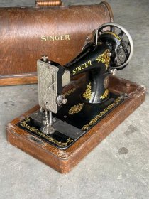 进口手摇老缝纫机一套，保存完整，能使用。
