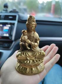古玩铜器收藏黄铜观音摆件车载饰品装饰精湛古色古香观世音菩萨像工艺品，重约300克，不议价，美品如图。                                                          
  小店真诚交友。亲们看到喜欢的收藏下，需其它古玩摆件老货进店查看，不定时更新，欢迎亲们捡漏，诚信经营…